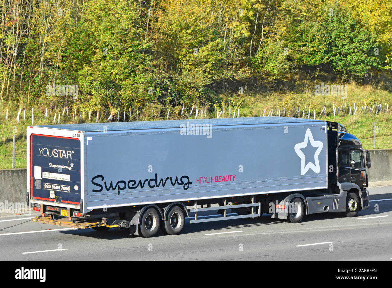 Torna & vista laterale Superdrug Salute & Bellezza il business retail supply chain hgv autocarro autocarro con rimorchio pubblicità lo stile del marchio e del logo autostrada UK Essex Foto Stock