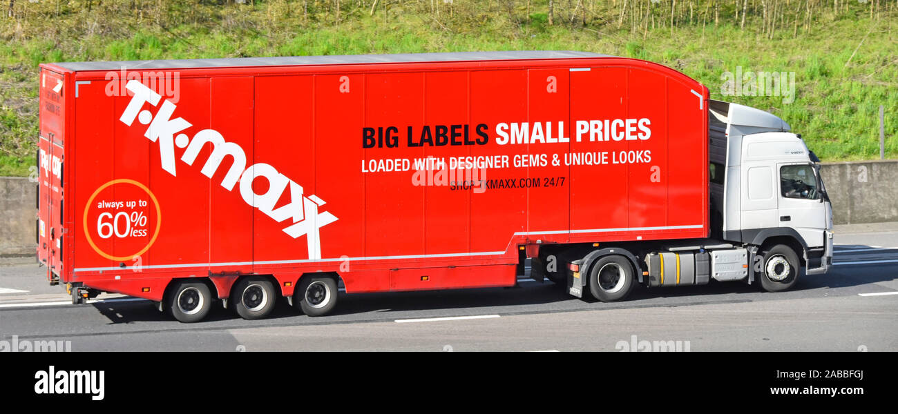 Red TK Maxx mobile advertising & logo sul lato lungo del negozio semplificata del rimorchio di consegna & white hgv autocarro cabina di autocarro su Essex Inglese UK autostrada Foto Stock