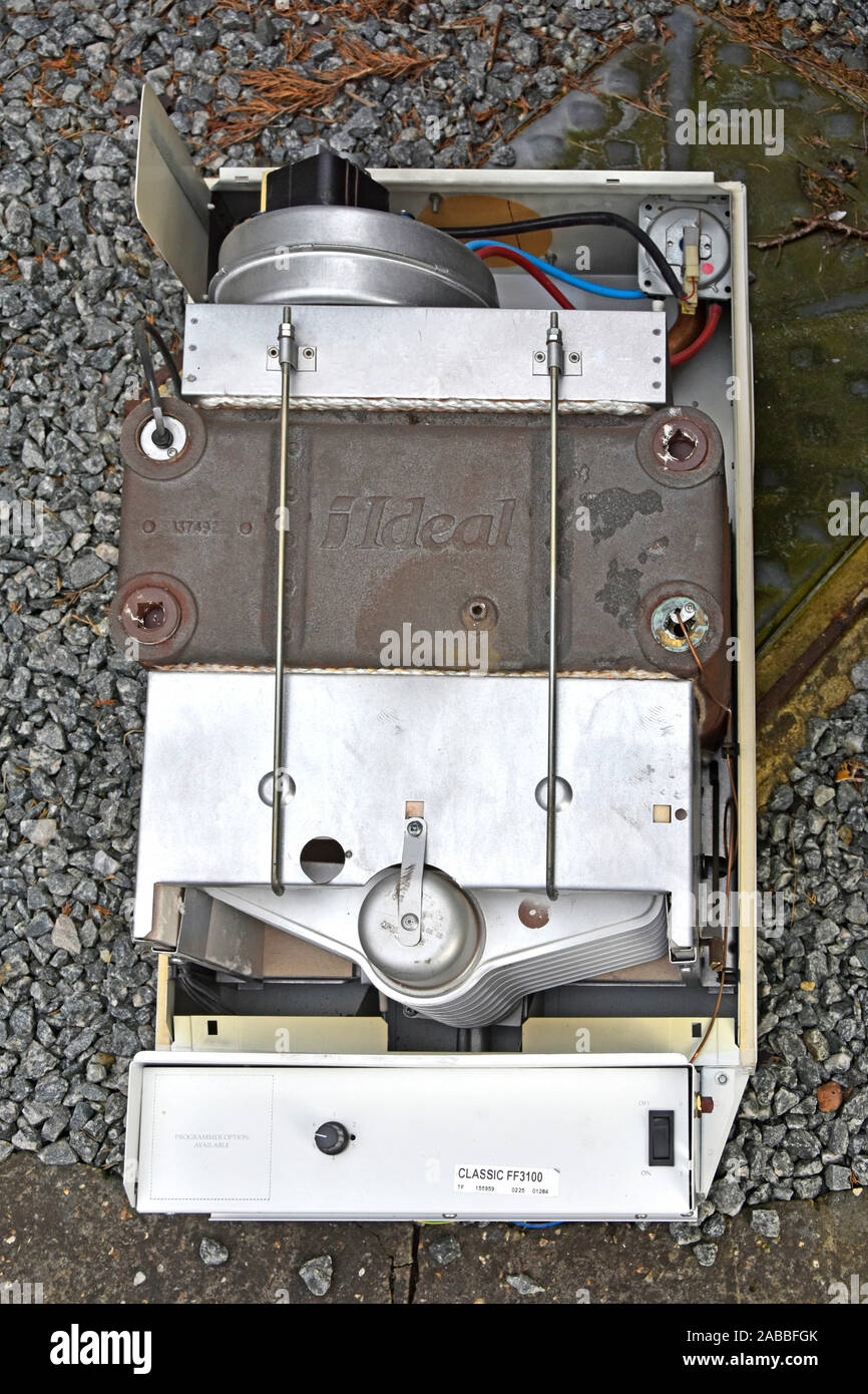Vecchio rotto ideale ghisa gas nazionale centrale caldaia di riscaldamento in attesa di scarto corretto smaltimento di rifiuti sostituito dal moderno impianto di condensazione REGNO UNITO Foto Stock