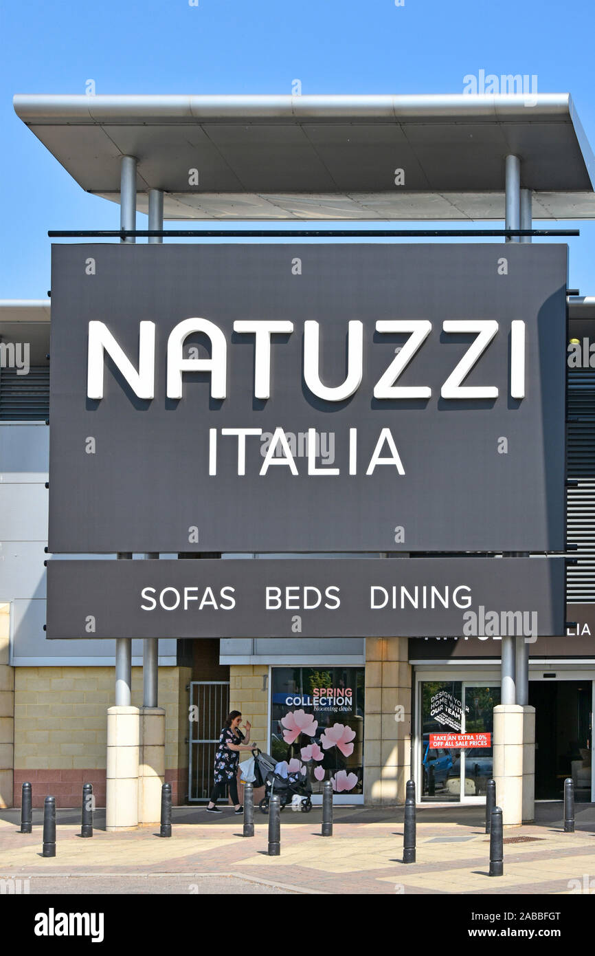 Natuzzi Italia un italiano di mobili di retail business con grande negozio segno sopra entrata al negozio sul Regno Unito Lakeside Retail Park West Thurrock Essex Foto Stock