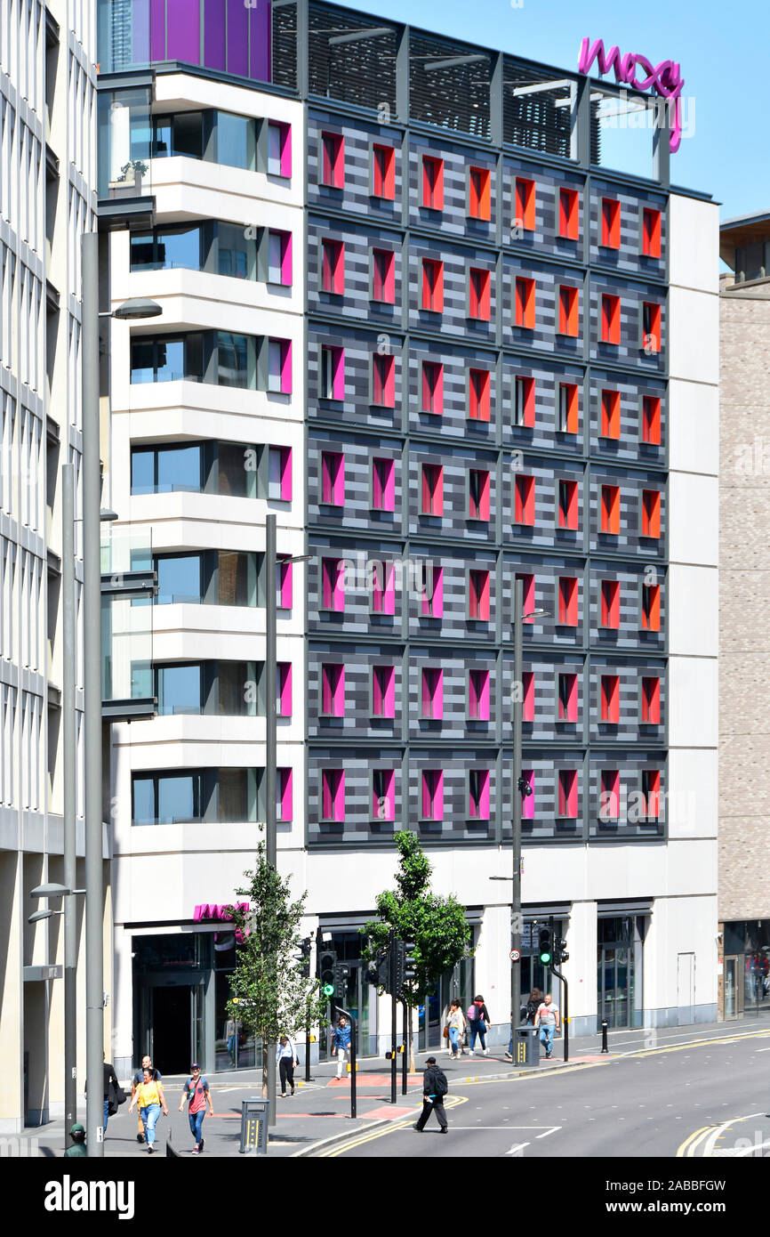 Moxy Hotel edificio marchio di Marriot International finestre colorate e l'hotel firma nuovo edificio vicino alla stazione Stratford Newham East London Inghilterra Regno Unito Foto Stock