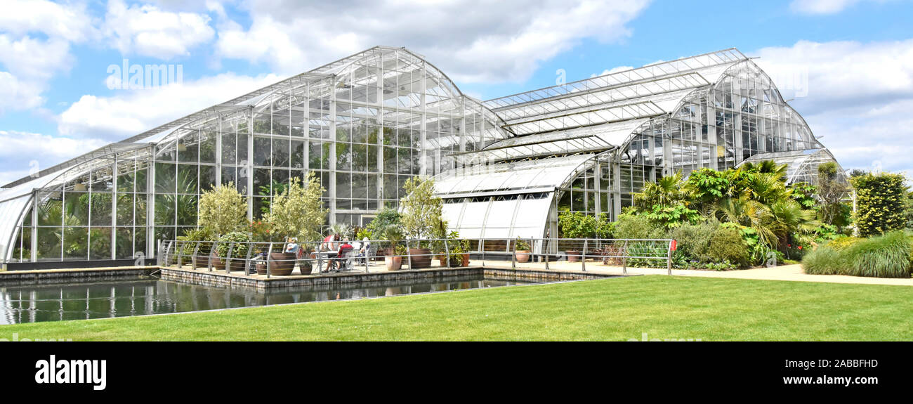 Royal Horticultural Society Gardens Bicentenary Glasshouse Structures home to RHS Tender Plant Collection in Lakeside Setting Wisley Surrey England UK Foto Stock