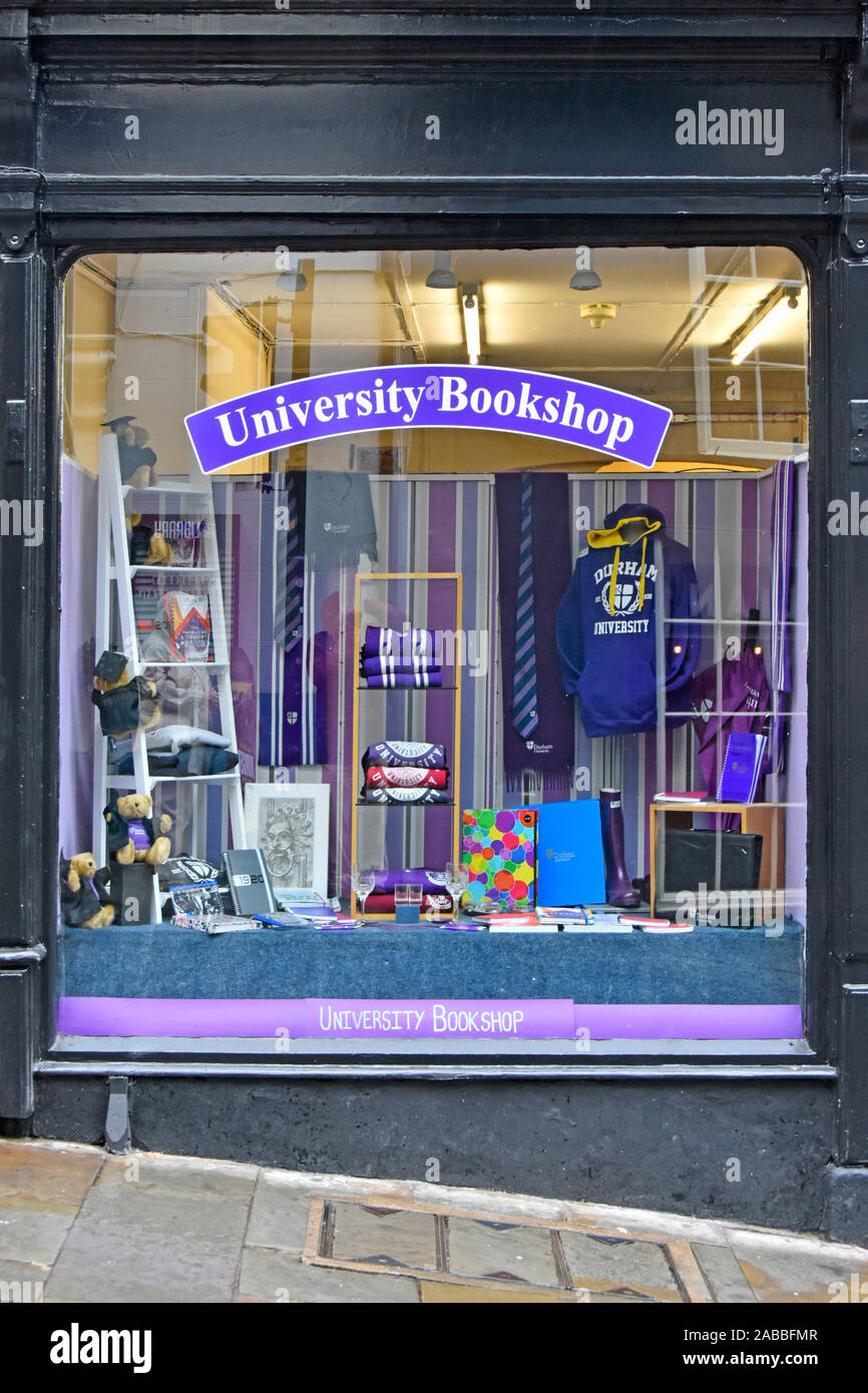 Università Bookshop store negozio di fronte la finestra di visualizzazione dello studente essentials e non così gli elementi essenziali con Università di Durham colori England Regno Unito Foto Stock