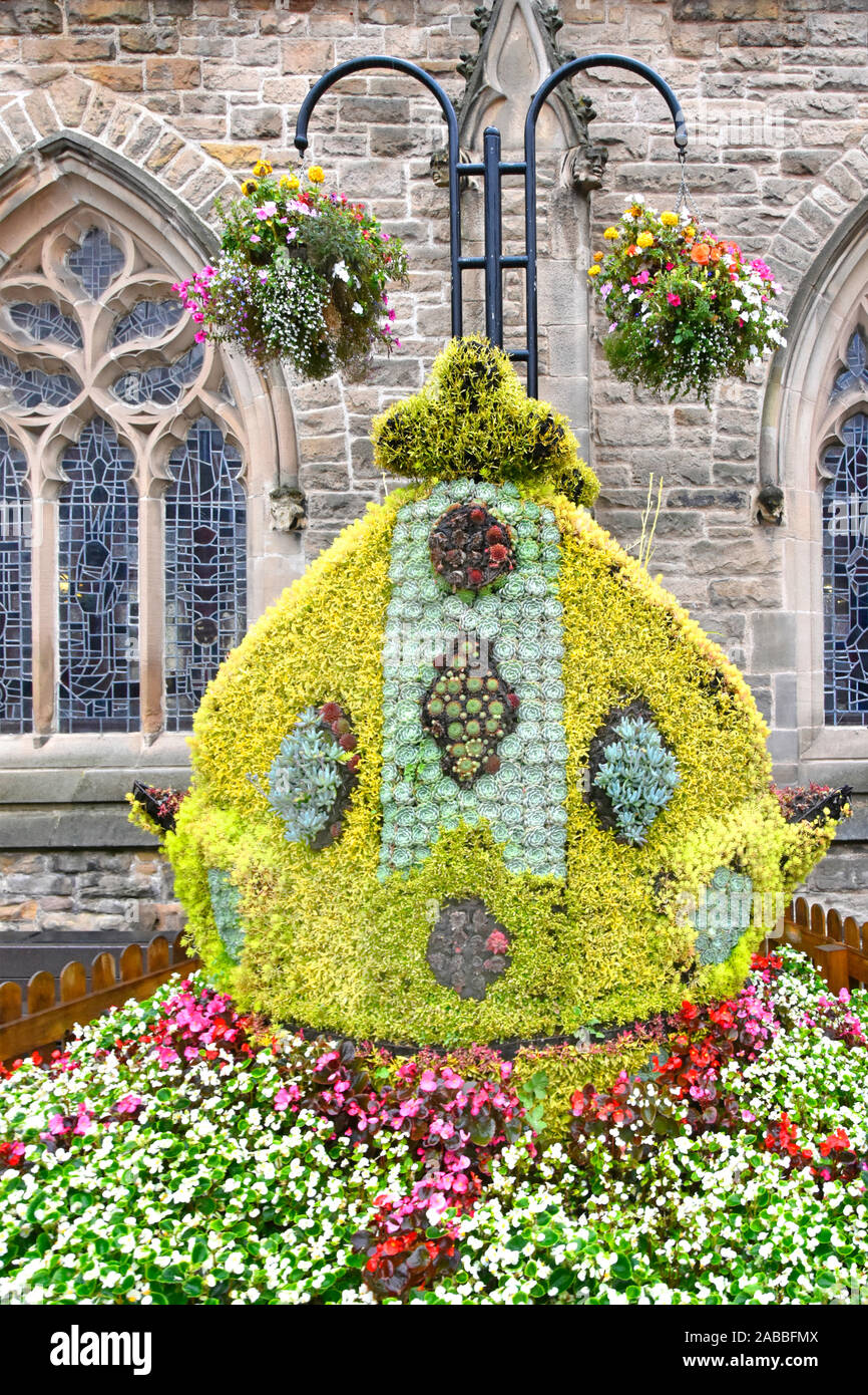 Tridimensionale scultura floreale display & rappresentanza in fiori di vescovi mitra fuori chiesa di St Nicholas Market Place Durham Regno Unito Inghilterra Foto Stock