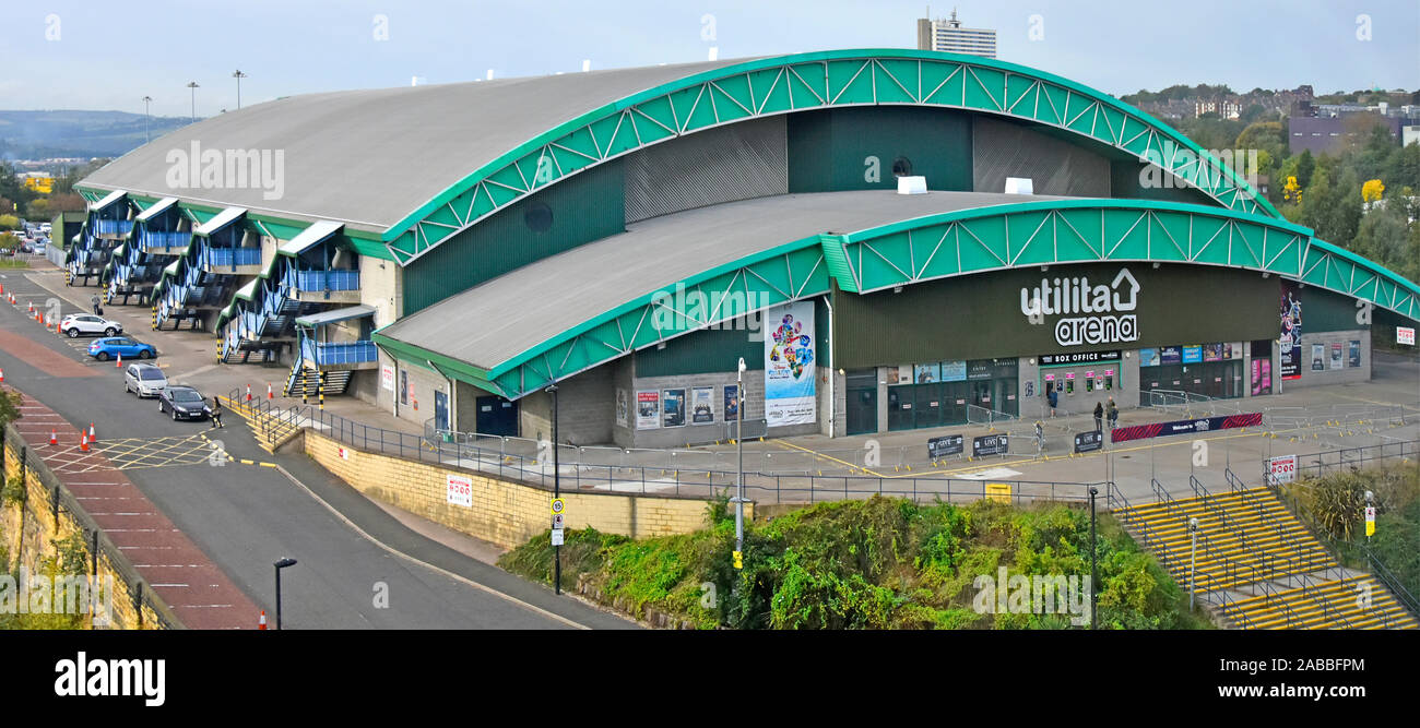 Guardando verso il basso sul tetto e ingresso dell'utilita Arena sport e divertimento arena edificio in Newcastle Upon Tyne Northumberland England Regno Unito Foto Stock