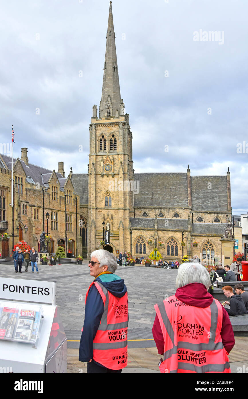Città di Durham volontario dei puntatori ai cittadini la conoscenza locale di fornire assistenza e informazioni ai turisti la chiesa al di là di Market Place Durham Regno Unito Inghilterra Foto Stock