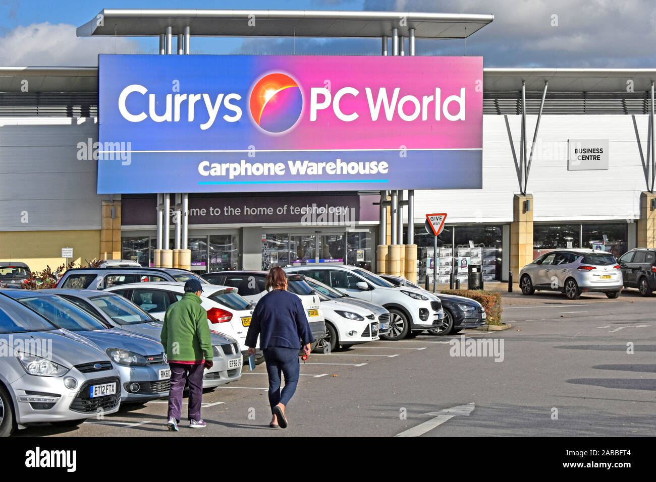 Occupato disponibile parcheggio auto esterno a Currys PC World & Carphone Warehouse retail business store a Lakeside Retail shopping center Thurrock Essex England Regno Unito Foto Stock
