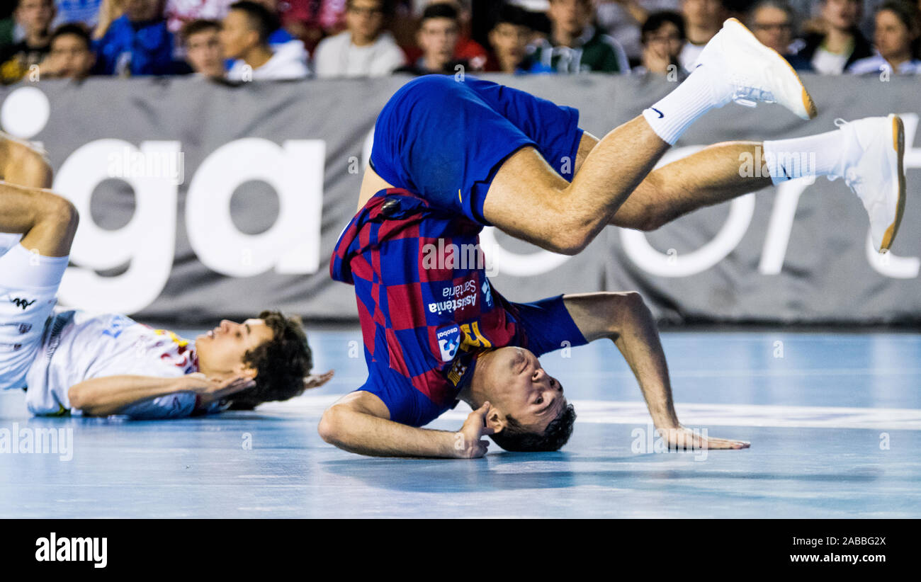 Leon, Spagna. 26 Novembre, 2019. Aitor Ariño (FC Barcelona) cade durante la partita di pallamano di Asobal campionato spagnolo tra Ademar Leon e FC Barcellona al Centro Sportivo il 26 novembre 2019 a Leon, Spagna. © David Gato/Alamy Live News Foto Stock