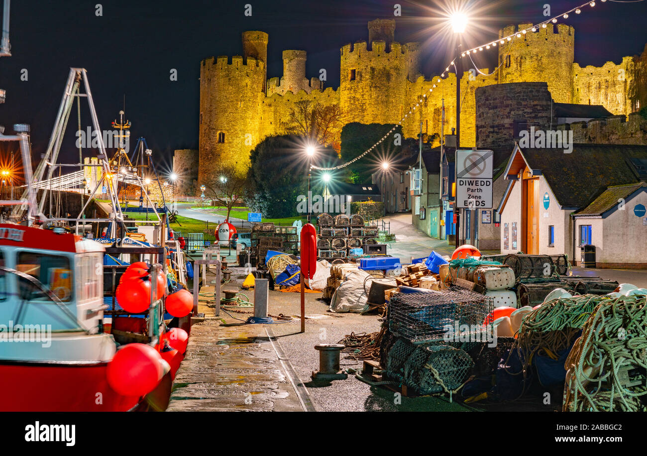 Conwy Castle e il fiume Conwy, Conwy, il Galles del Nord. Immagine presa nell'autunno del 2019. Foto Stock