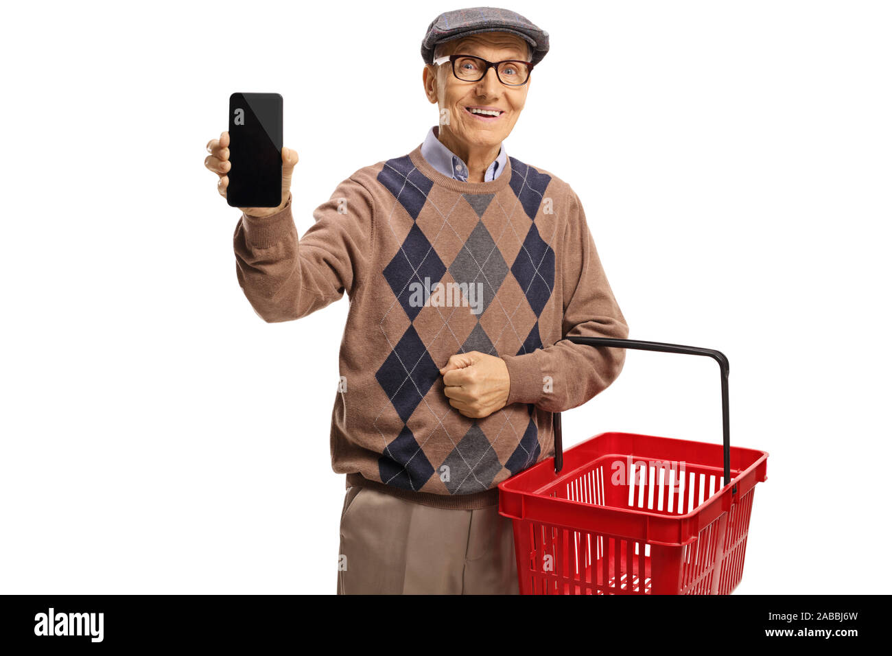 Uomo anziano che mostra un telefono cellulare e che porta un carrello isolato su sfondo bianco Foto Stock