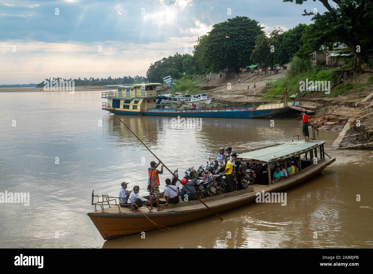 Local Taxi d'acqua/traghetti prendere passeggeri e merci su e giù per il fiume Chindwin nel nord-ovest del Myanmar (Birmania) Foto Stock