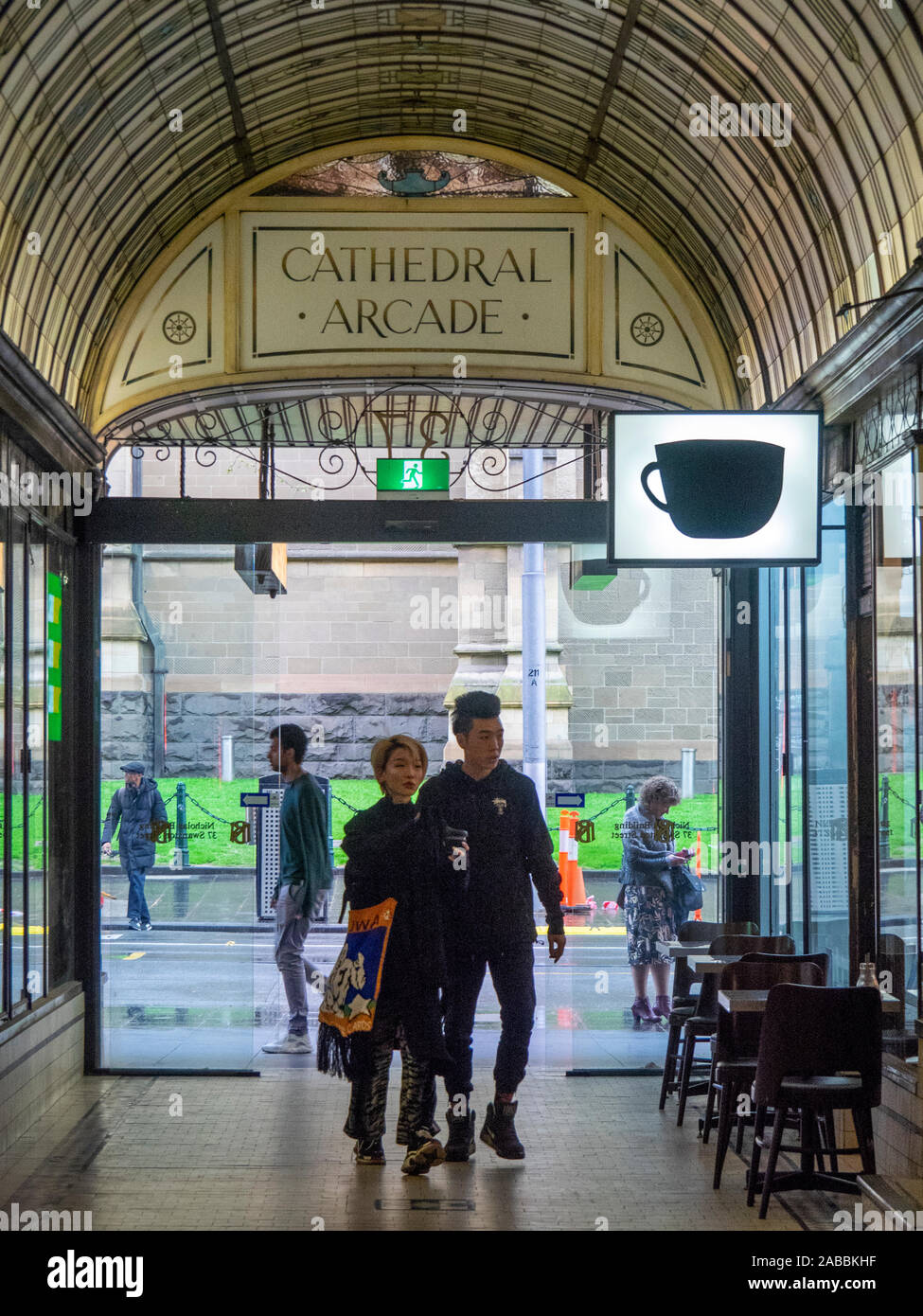 Arcuata di vetro macchiato portare luce a soffitto retail cattedrale dello shopping arcade in Nicholas edificio Melbourne Victoria Australia. Foto Stock