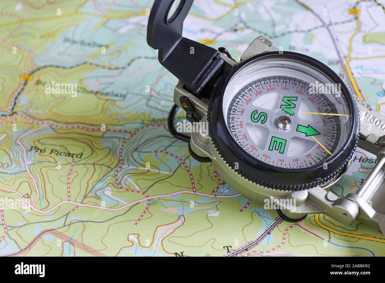 Close-up di compasso militare sulla mappa del Belgio Ardenne Foto Stock
