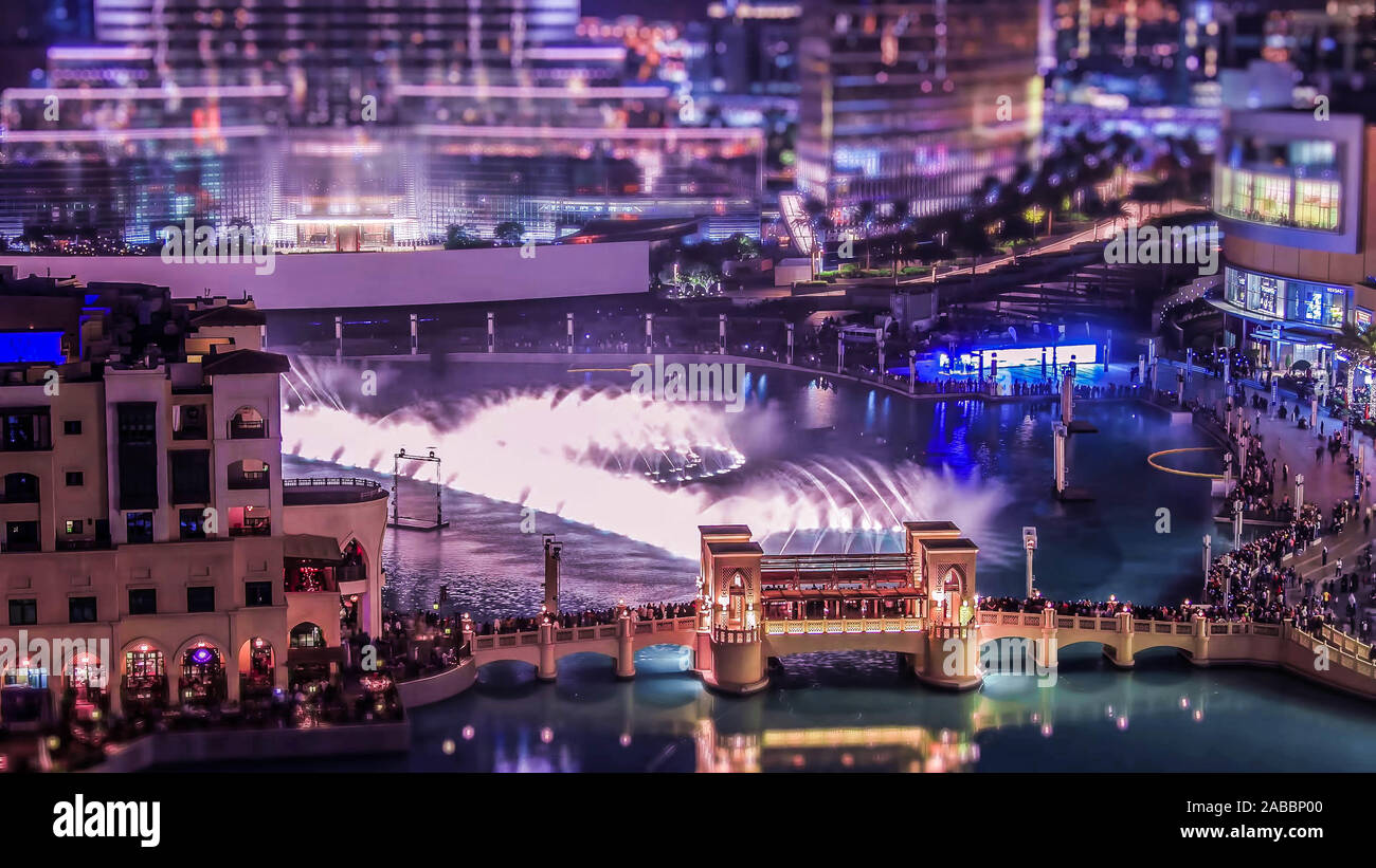 Dubai Marina sul lungomare di notte Foto Stock