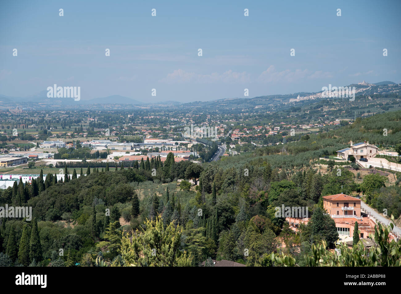 Il centro storico di Assisi, Umbria, Italia. 21 agosto 2019 visto da Spello © Wojciech Strozyk / Alamy Stock Photo Foto Stock