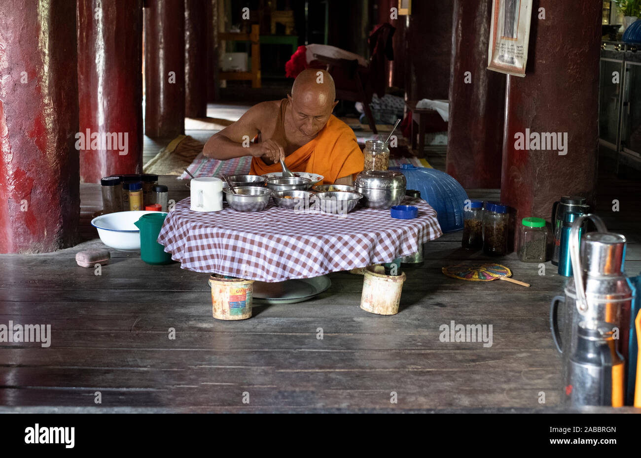 Coppia monaco buddista in veste di zafferano entra in pausa per un pasto di mezzogiorno in un monastero lungo il fiume Chindwin nel nord-ovest del Myanmar (Birmania) Foto Stock