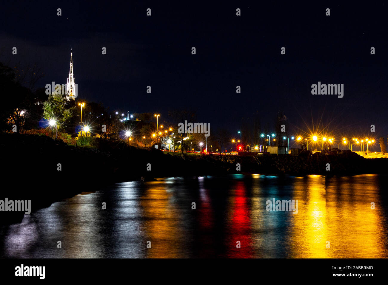 Reflet de la ville sur la fleuve saint-Laurent. La prise de vue a été fait au quai des hommes sur le boulvard Champlain a Québec Foto Stock