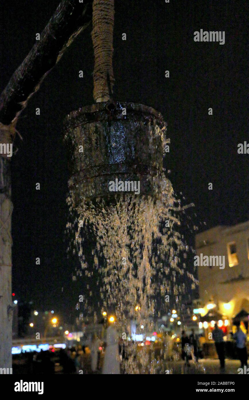 Tracimazione di acqua dal bucket souq waqif Foto Stock