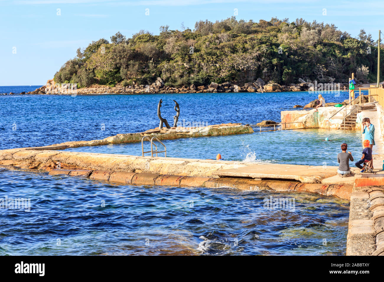 Manly, Australia - 9 Giugno 2015: persone ottima nella piscina di acqua di mare nei pressi di Shelly beach. Acqua di mare piscine sono preferiti aree swiiming. Foto Stock