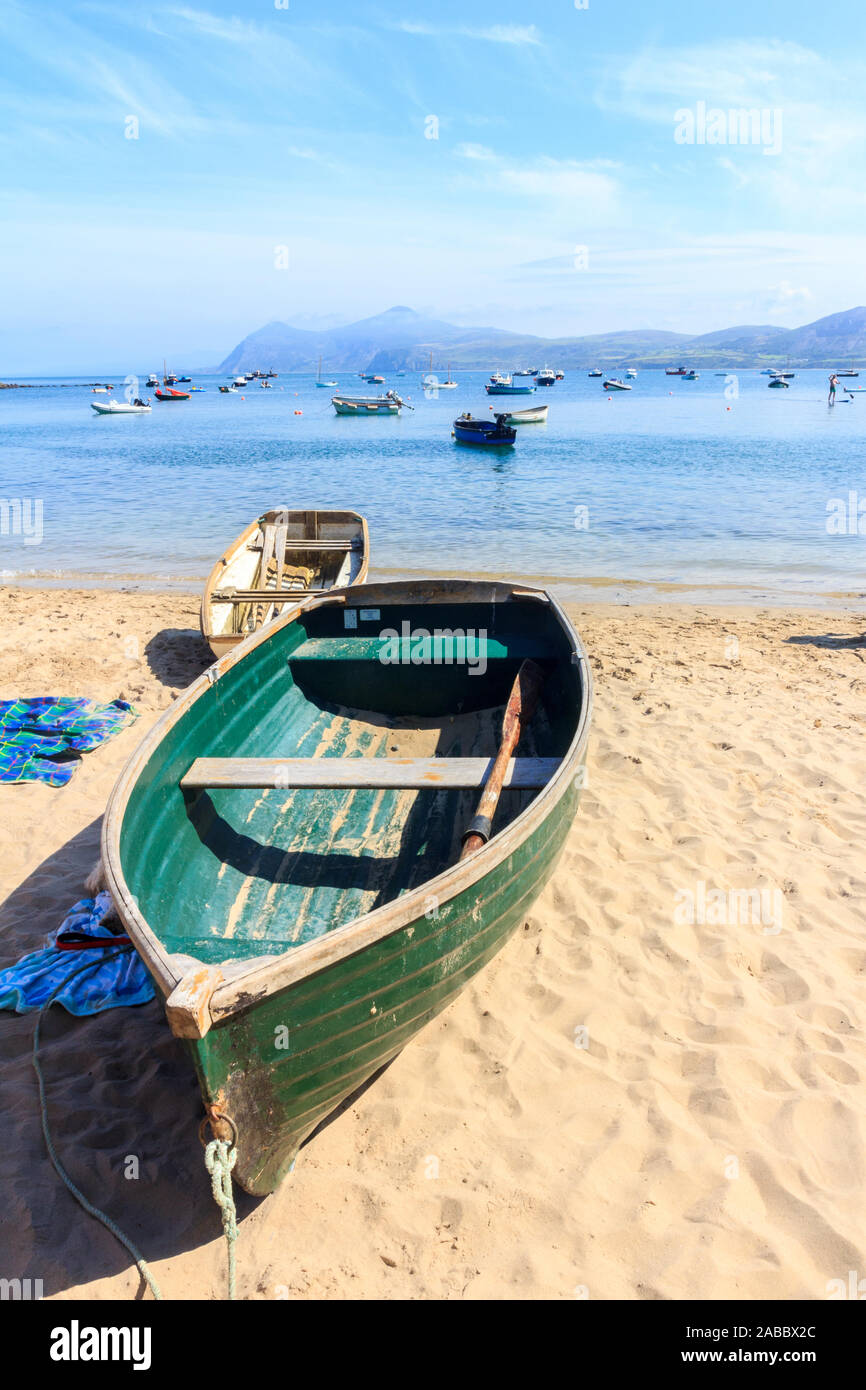 Barca sulla spiaggia di Porth Nefyn, Llyn penisola, il Galles del Nord Foto Stock