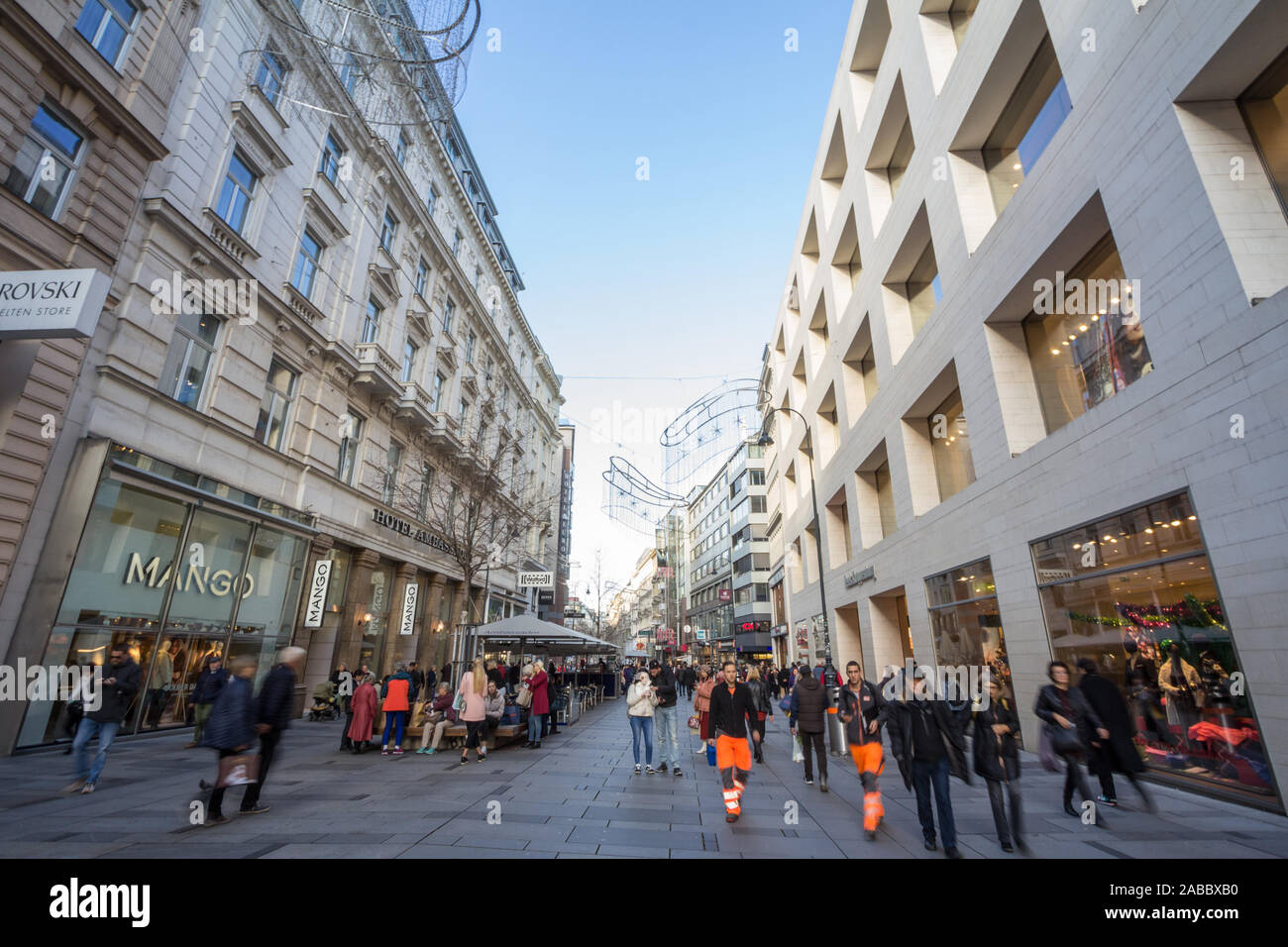 VIENNA, Austria - 6 Novembre 2019: Panorama di Karntner street con persone shopping nei negozi intorno a. Karntnerstrasse è la principale strada pedonale o Foto Stock