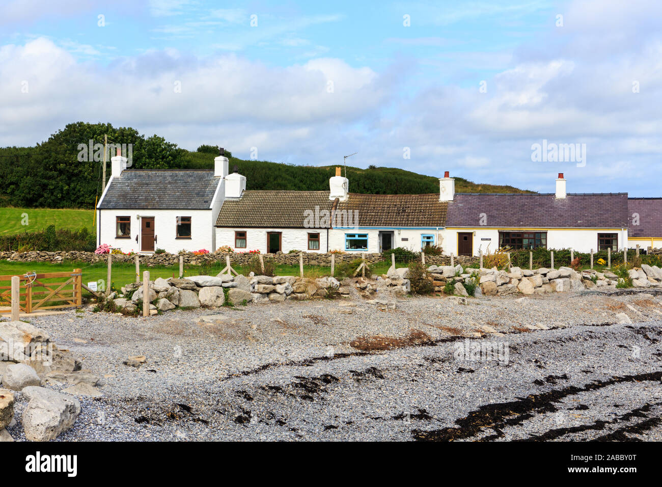 Spiaggia di ghiaie a Moelfre, Anglesey, Galles Foto Stock