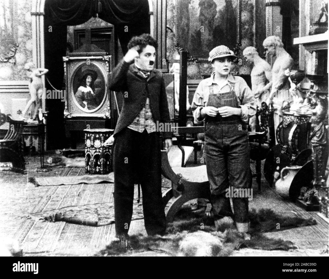 Dietro lo schermo da sinistra, Charlie Chaplin, Edna Purviance, 1916 Foto Stock