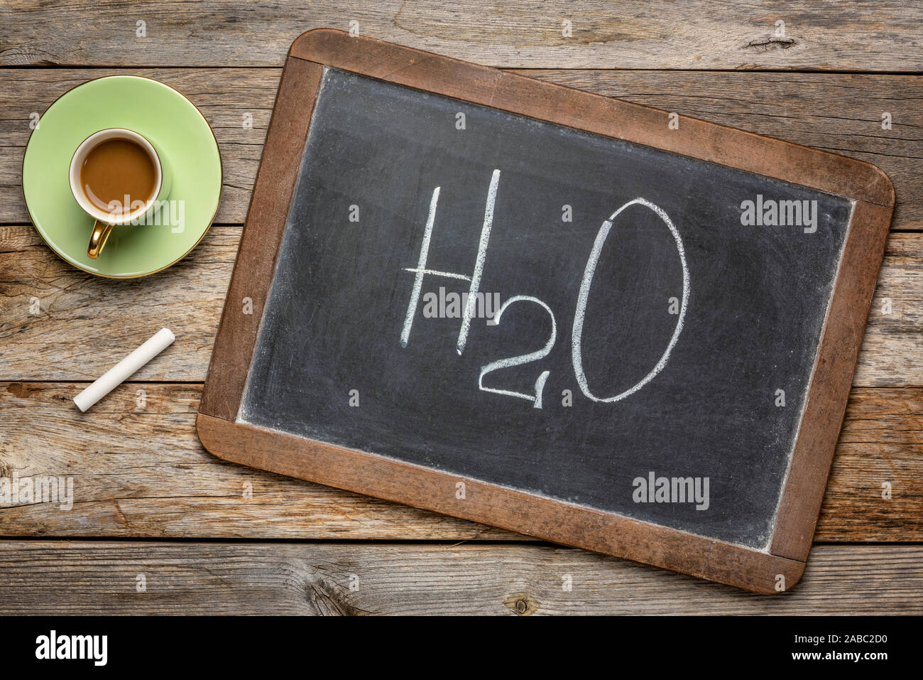 Simbolo chimico dell'acqua, H2O, scritto con gesso bianco su un vintage lavagna ardesia Foto Stock