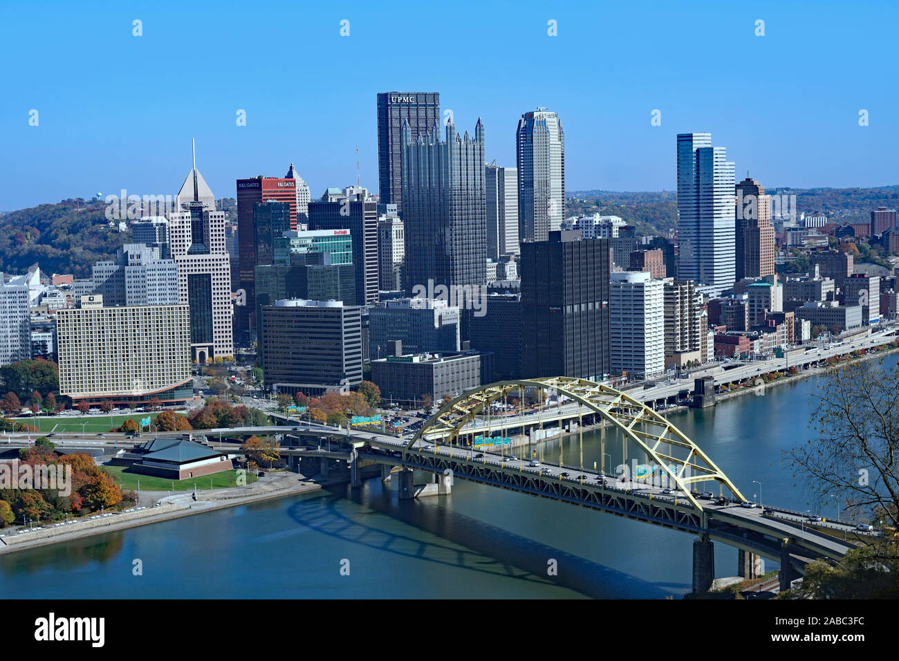 Pittsburgh skyline del centro con il Duquesne Bridge visto dal attraverso il Fiume Allegheny Foto Stock