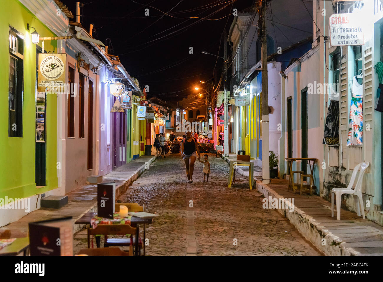 Scena notturna delle strade strette e gli edifici colorati a piccola città Lençóis, Bahia, Brasile. Foto Stock