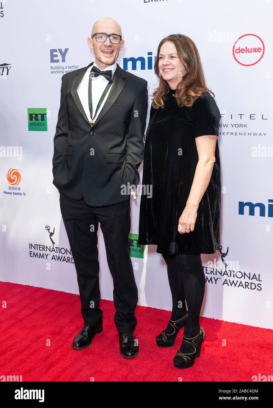 New York, NY - Novembre 25, 2019: James Watkins e Dixie Linder di McMafia dalla BBC/AMC frequentare 47th International Emmy Awards a Hilton hotel Foto Stock