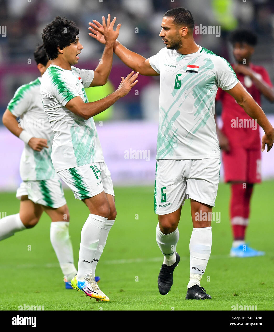 Doha in Qatar. 26 Nov, 2019. In Iraq le Mohammed Qasim Majid (L) celebra con il suo compagno di squadra Ali Adnan Kadhim dopo aver segnato il gol di apertura contro il Qatar durante il ventiquattresimo Golfo Arabico Cup 2019 Al Khalifa International Stadium di Doha, capitale del Qatar, nov. 26, 2019. Credito: Nikku/Xinhua/Alamy Live News Foto Stock