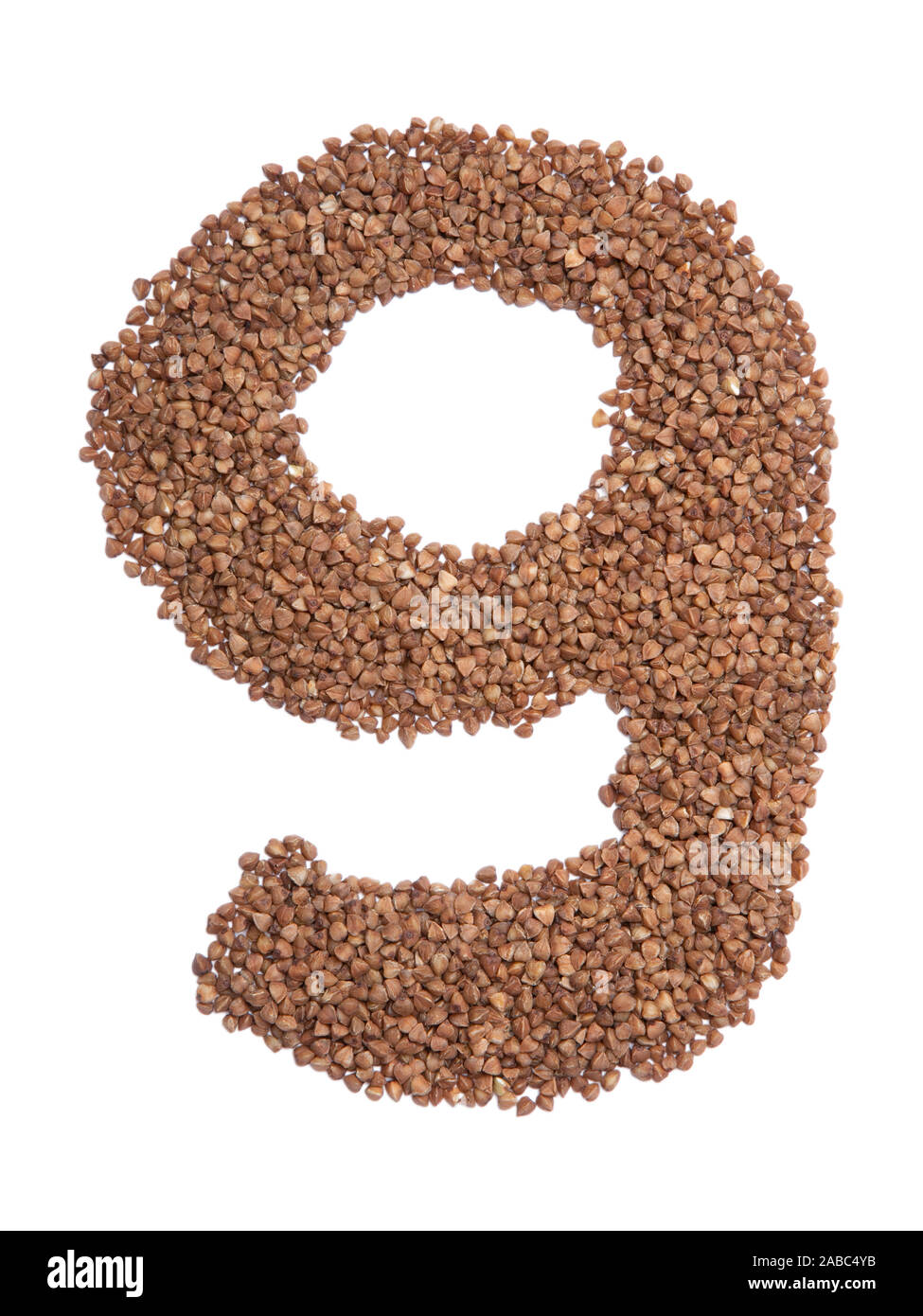 Numero arabo '9' dalla Brown dry grano saraceno su un isolato bianco sullo sfondo. Cibo disegno realizzato da semole. luminose numero di riferimento per il design. Il grano saraceno f Foto Stock