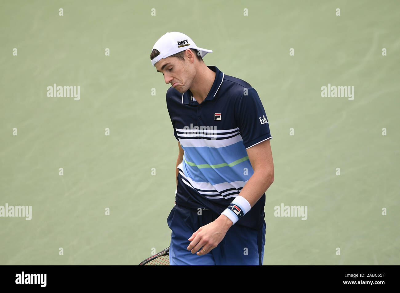 American giocatore di tennis professionista John Isner compete contro Australian giocatore di tennis professionista Alex de Minaur durante il primo round del 2019 Ro Foto Stock