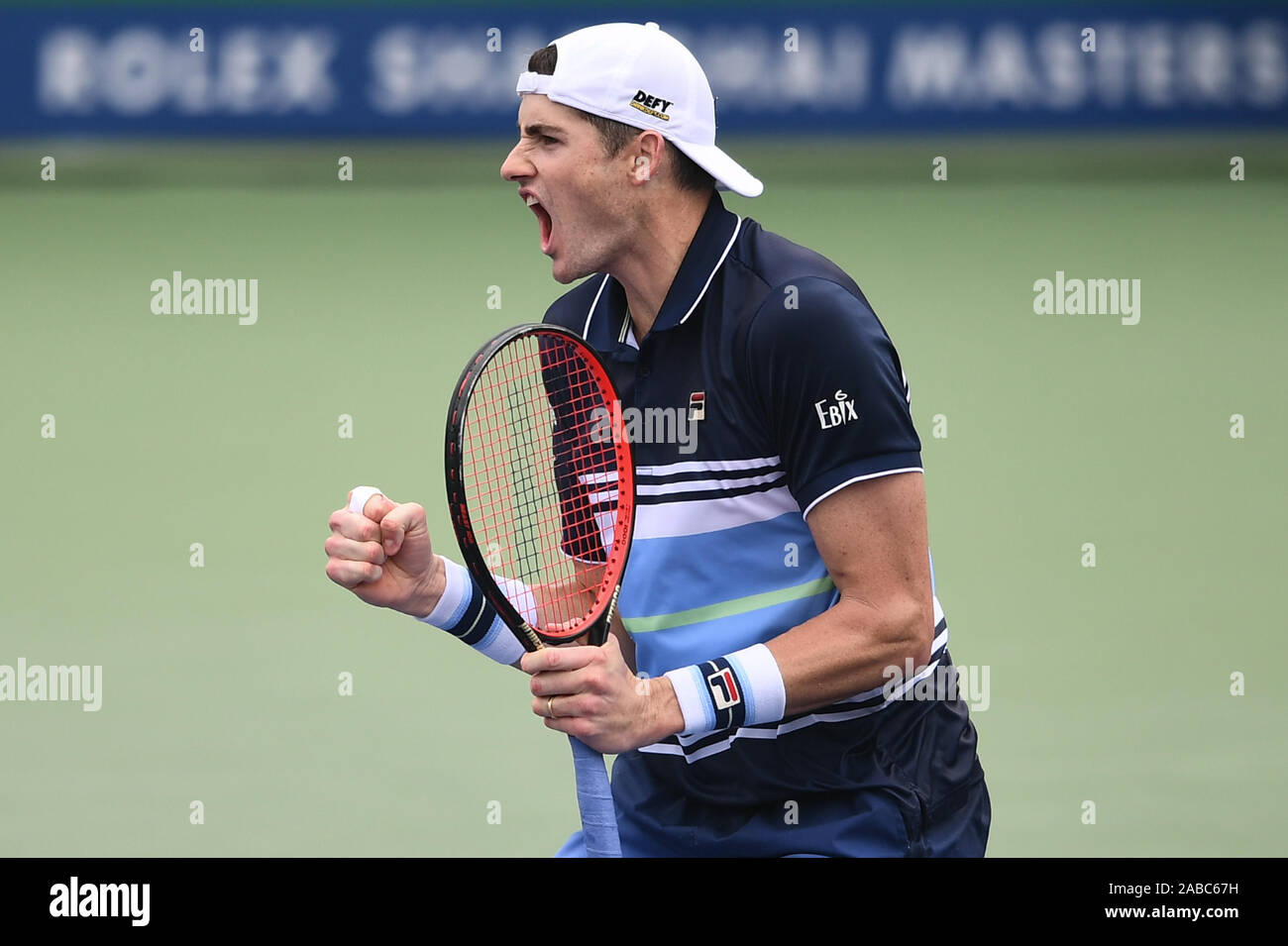 American giocatore di tennis professionista John Isner compete contro Australian giocatore di tennis professionista Alex de Minaur durante il primo round del 2019 Ro Foto Stock