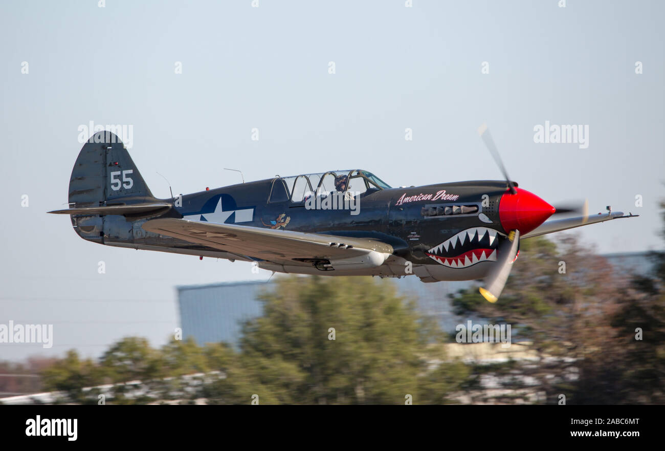 MONROE, NC (USA) - 9 Novembre 2019: UN P-40 Warhawk Fighter vola a treetop livello al Warbirds su Monroe Air Show. Foto Stock