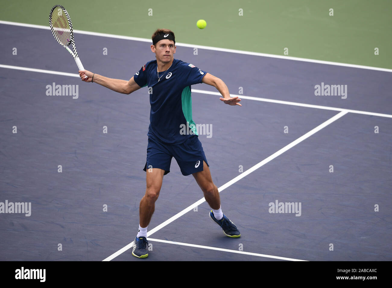 Australian giocatore di tennis professionista Alex de Minaur compete contro American giocatore di tennis professionista John Isner durante il primo round del 2019 Ro Foto Stock