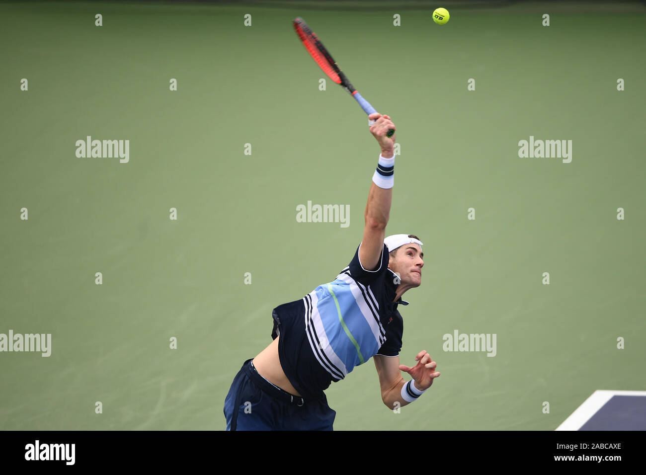 American giocatore di tennis professionista John Isner compete contro Australian giocatore di tennis professionista Alex de Minaur durante il primo round del 2019 Ro Foto Stock
