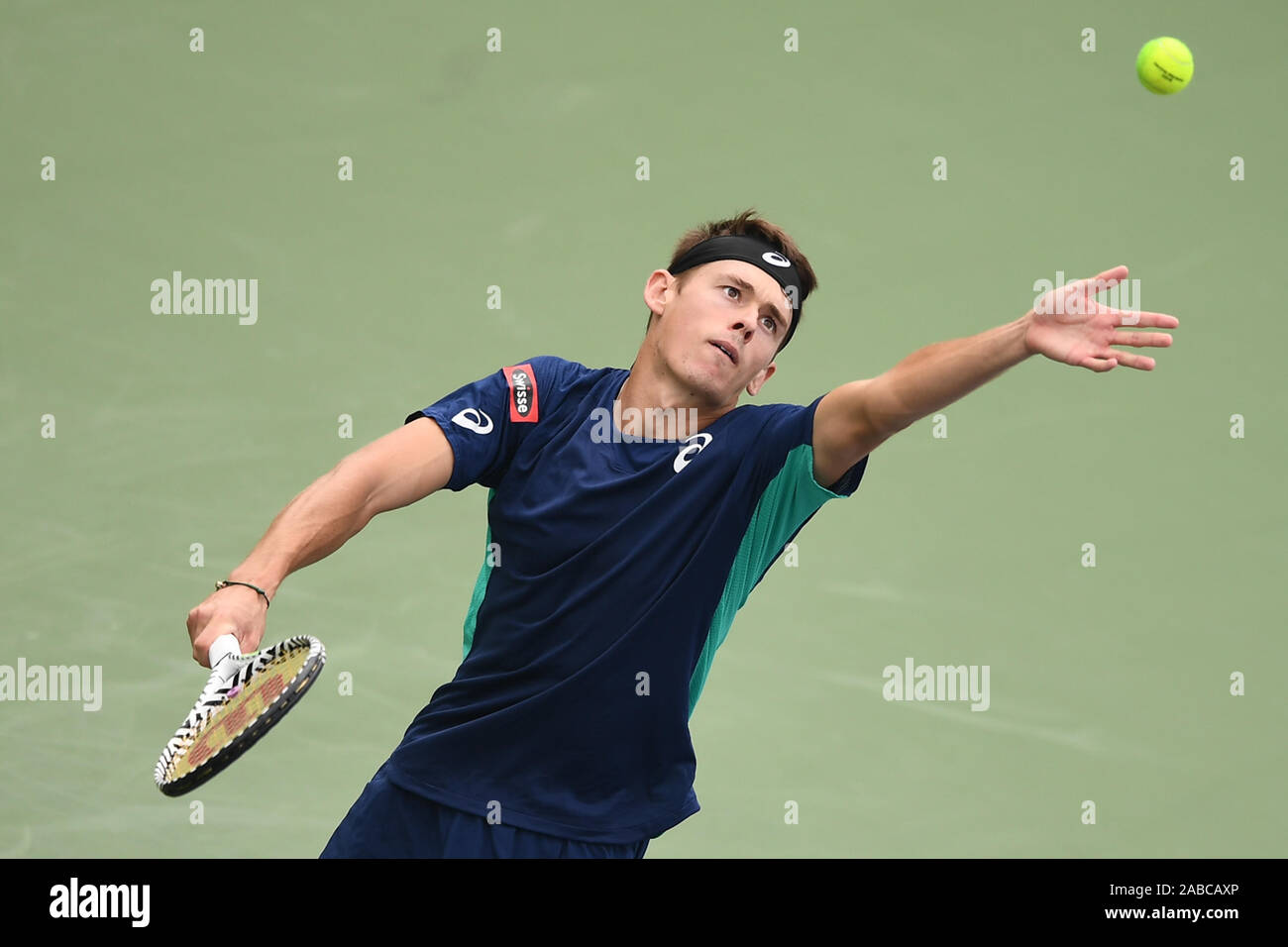 Australian giocatore di tennis professionista Alex de Minaur compete contro American giocatore di tennis professionista John Isner durante il primo round del 2019 Ro Foto Stock