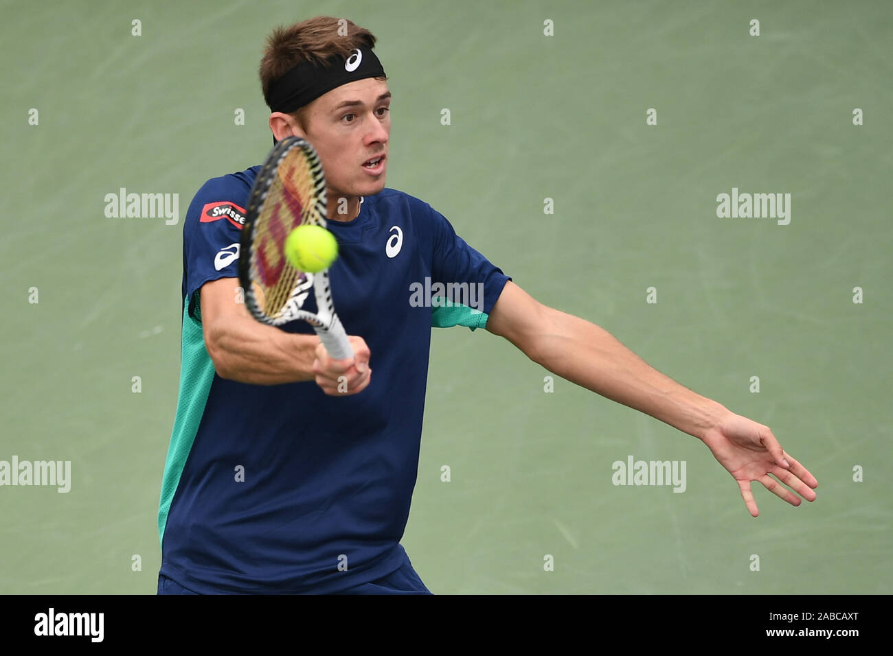 Australian giocatore di tennis professionista Alex de Minaur compete contro American giocatore di tennis professionista John Isner durante il primo round del 2019 Ro Foto Stock