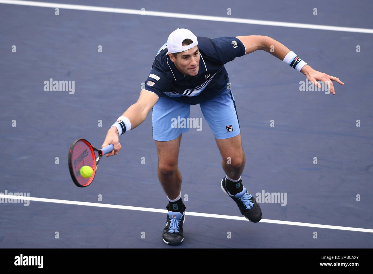 American giocatore di tennis professionista John Isner compete contro Australian giocatore di tennis professionista Alex de Minaur durante il primo round del 2019 Ro Foto Stock