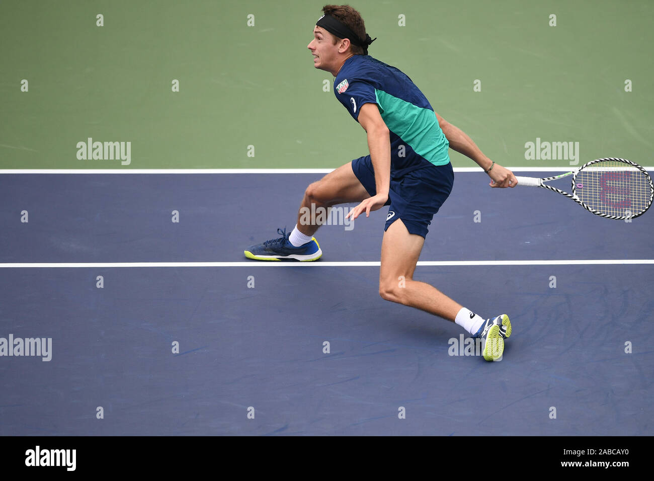 Australian giocatore di tennis professionista Alex de Minaur compete contro American giocatore di tennis professionista John Isner durante il primo round del 2019 Ro Foto Stock