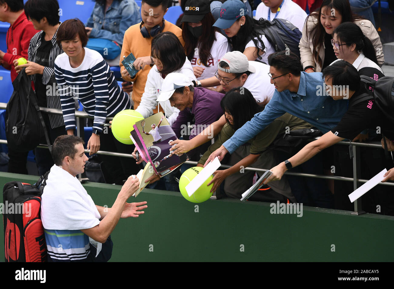 American giocatore di tennis professionista John Isner, sinistra, interagisce con i tifosi dopo la sconfitta di Australian giocatore di tennis professionista Alex de Minaur durante Foto Stock