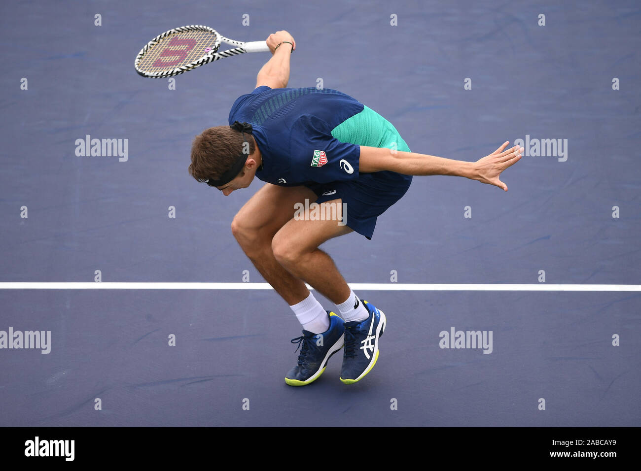 Australian giocatore di tennis professionista Alex de Minaur compete contro American giocatore di tennis professionista John Isner durante il primo round del 2019 Ro Foto Stock