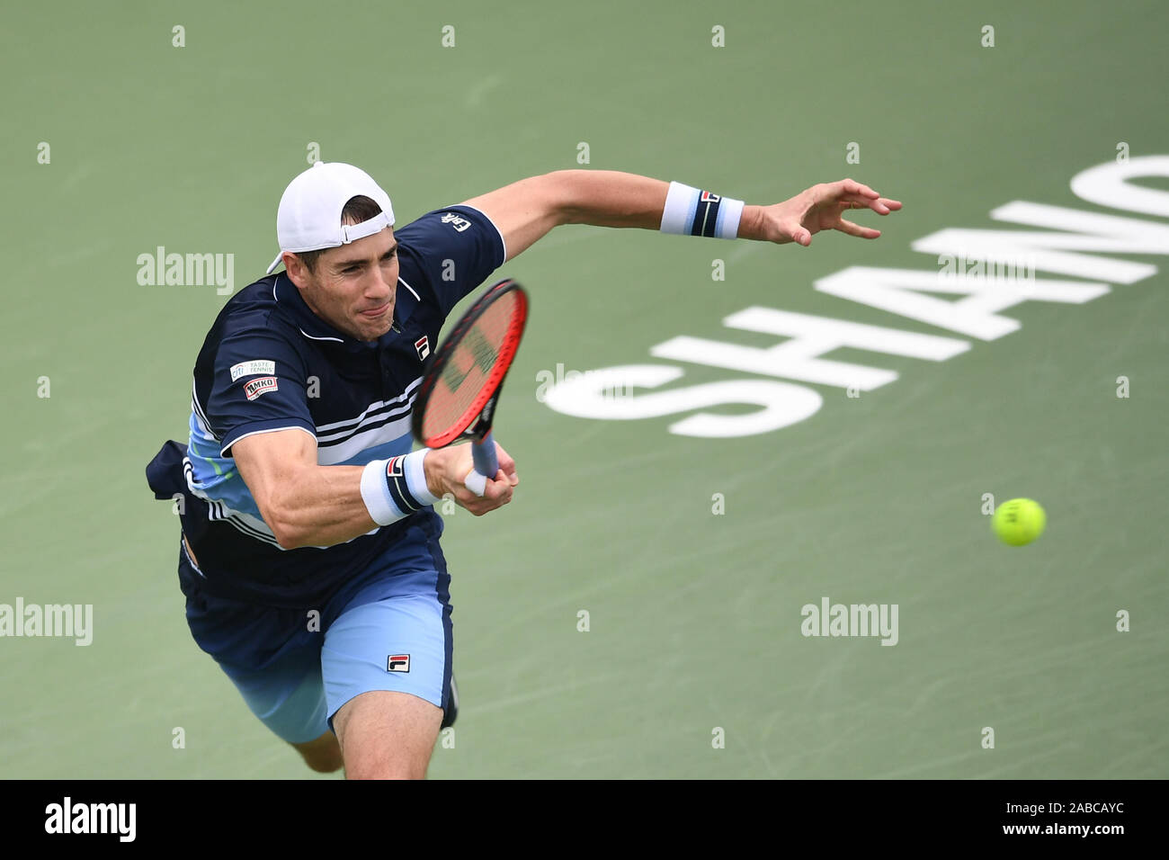 American giocatore di tennis professionista John Isner compete contro Australian giocatore di tennis professionista Alex de Minaur durante il primo round del 2019 Ro Foto Stock