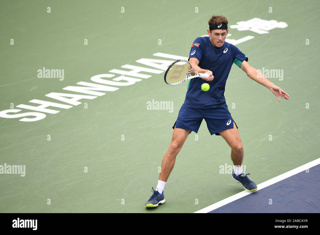Australian giocatore di tennis professionista Alex de Minaur compete contro American giocatore di tennis professionista John Isner durante il primo round del 2019 Ro Foto Stock