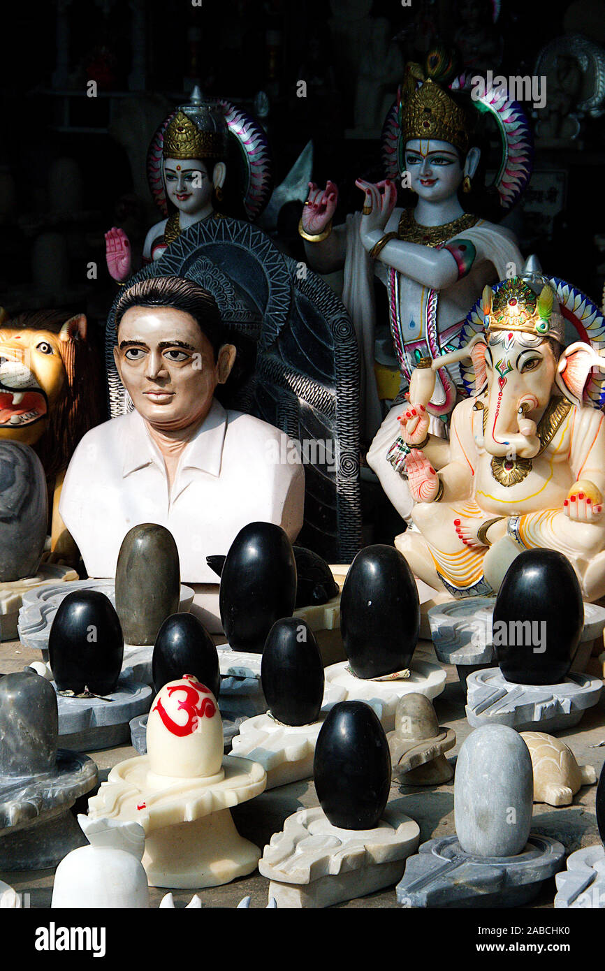 Icone di Shivalinga, Krishna, Rama sul display a Bedaghat vicino a Jabalpur in Madhya Pradesh, India, Asia Foto Stock