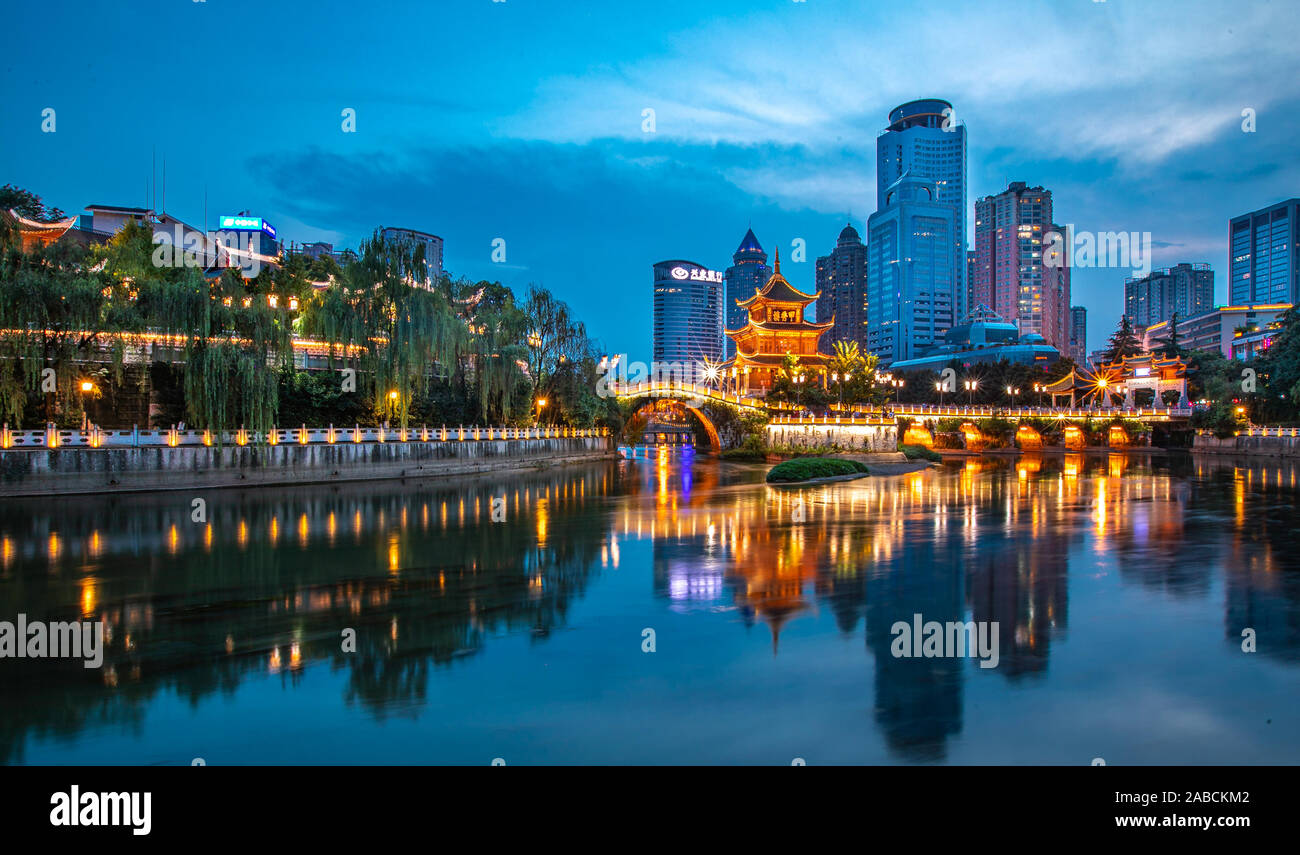 Jia Xiu Pavilion a livello locale un luogo di attrazione turistica, termina la sua ristrutturazione e attirare l'attenzione dovuta alla sua bellezza nella città di Guiyang, southwest ch Foto Stock