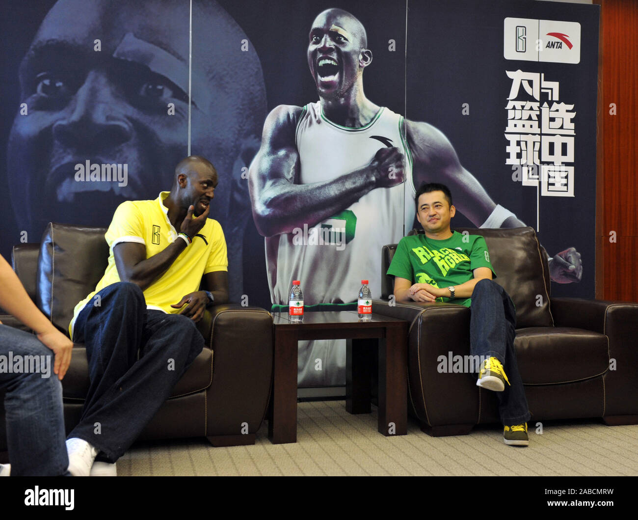 NBA basektball player Kevin Garnett dei Boston Celtics parla di Ding Shizhong, Presidente e CEO di anta Sports Prodotti limitato, durante la sua visita t Foto Stock
