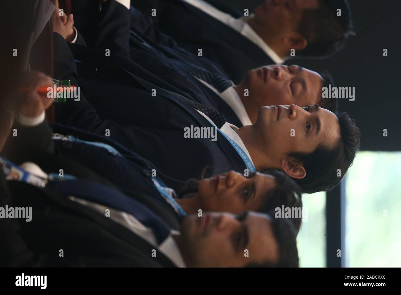 Il cinese attore e cantante Hu Ge, noto anche come Hugh Hu, medio, partecipa a una riunione relativi alla protezione del novellame e governance ambientale a 6 Wo Foto Stock